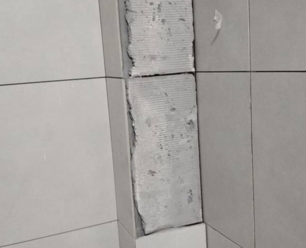 乐平瓷砖空鼓维修公司分享下瓷砖施工前基层浇水润湿程度不足，可能导致以下问题